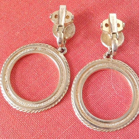 Vintage Gold-toned Hoop Clip Earrings - Picture 2 of 5